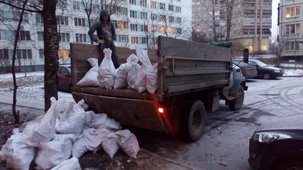Вывоз мусора в мешках в Горячем Ключе в октябре