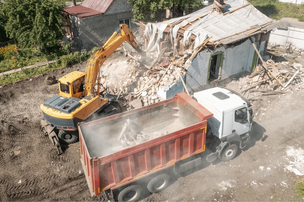 Вывоз мусора после сноса зданий с выездом в Горячем Ключе в октябре