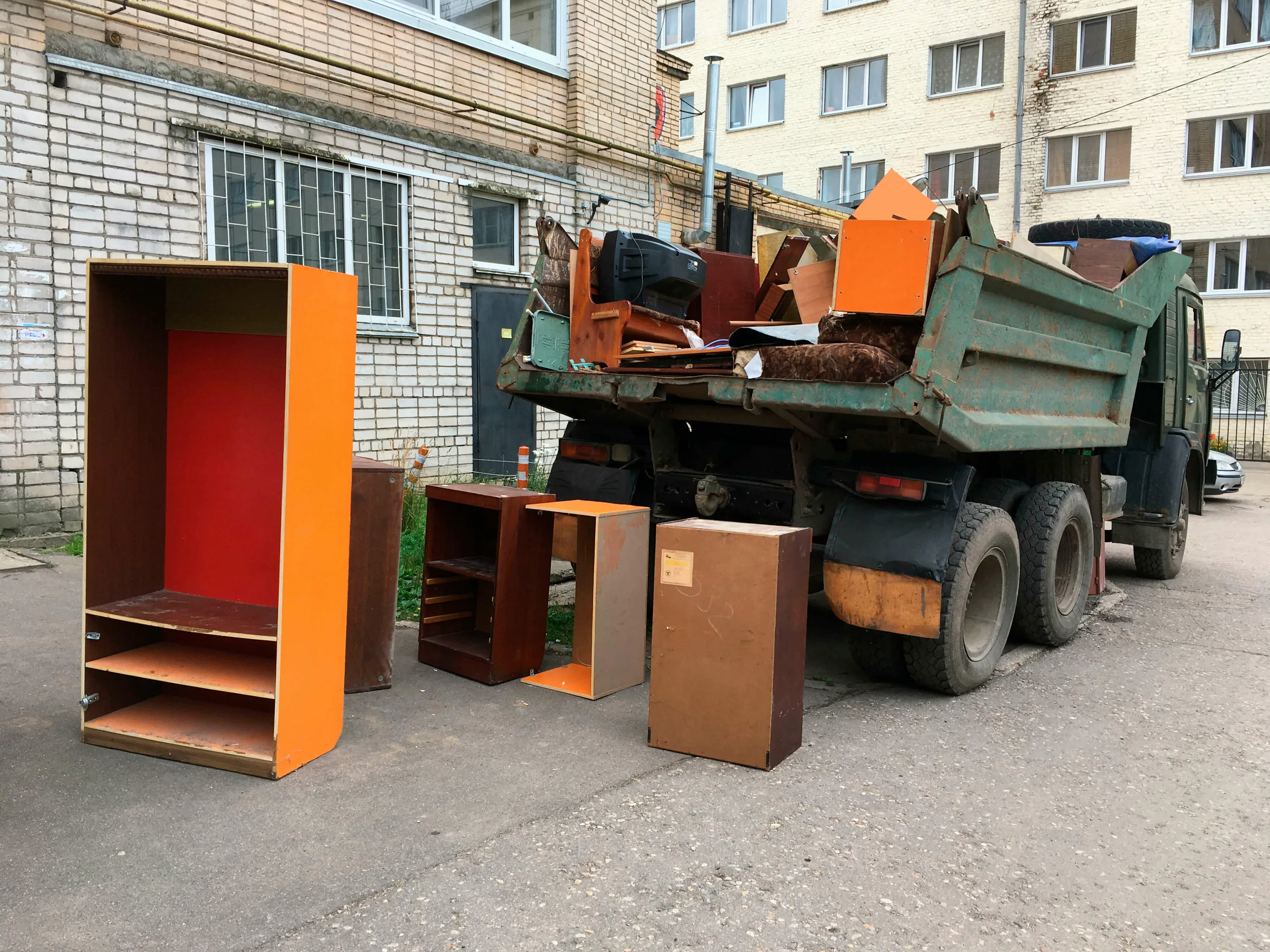 Утилизация старой мебели с вывозом и разбором в Горячем Ключе в октябре