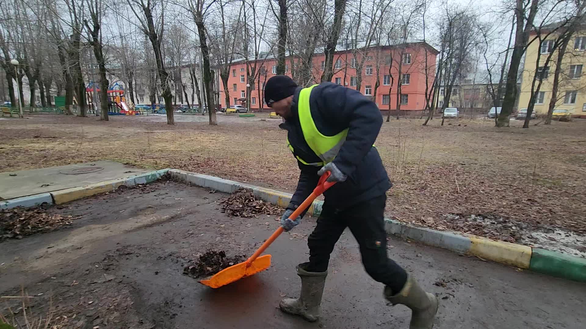 Уборка территорий в Горячем Ключе в октябре