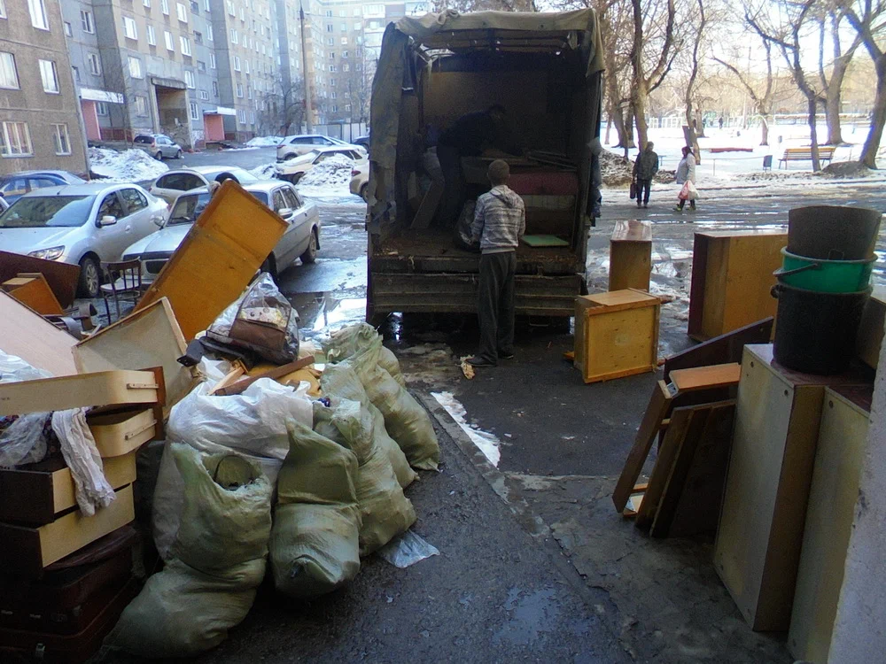 Вывоз мусора из подвала с утилизацией в Горячем Ключе в октябре