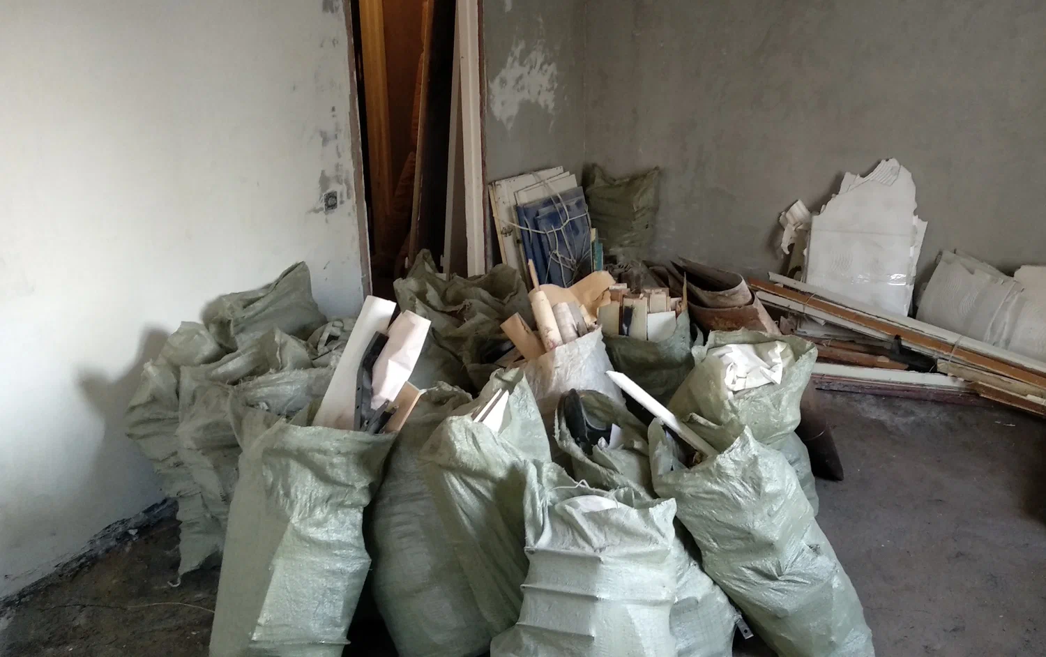 Уборка строительного мусора с вывозом и утилизацией в Горячем Ключе в октябре