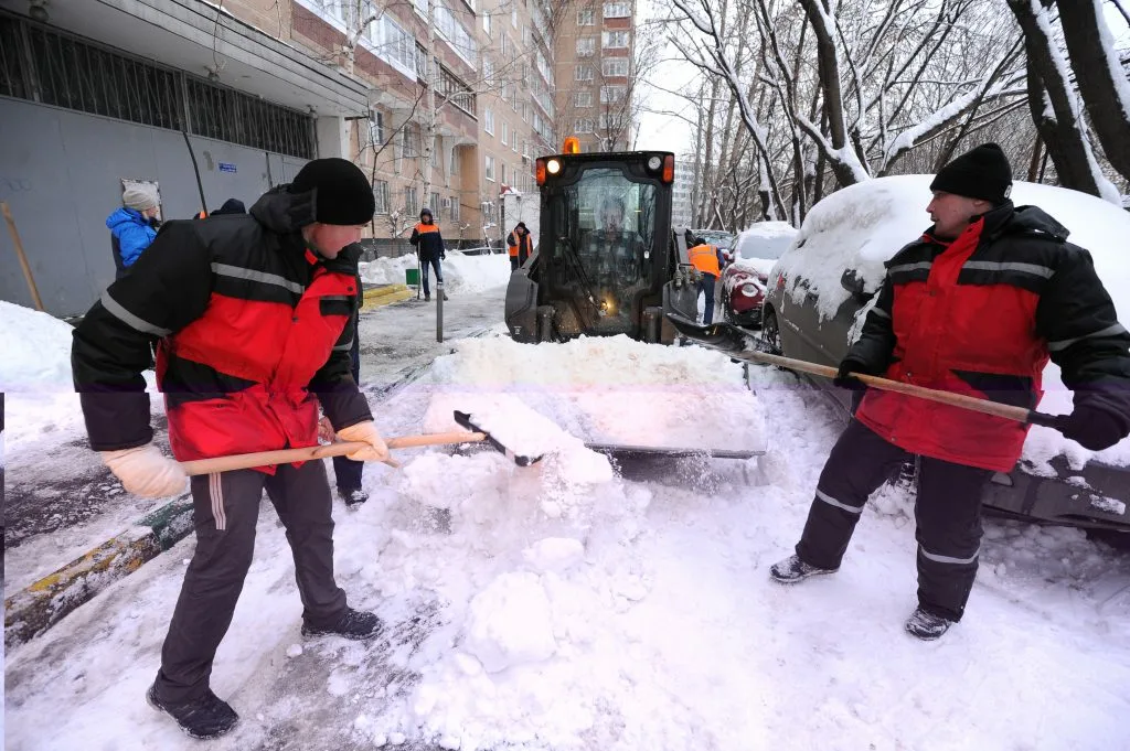 Очистка дворов от снега с гарантией результата в Горячем Ключе в октябре