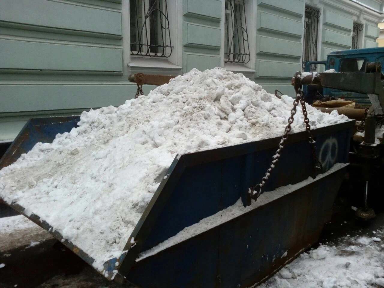 Вывоз снега контейнерами в Горячем Ключе в октябре